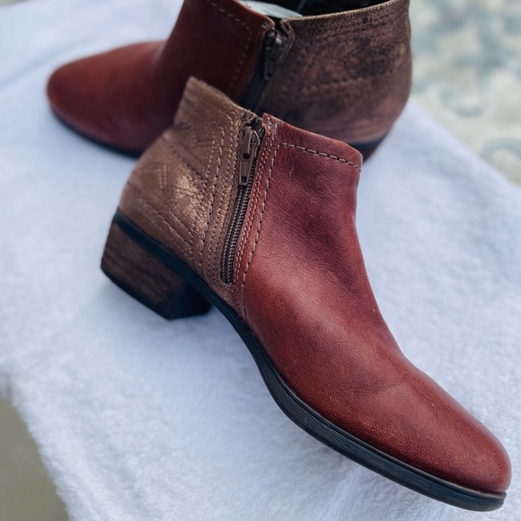 Brown rockport brand size 7 booties - Picture 2 of 3